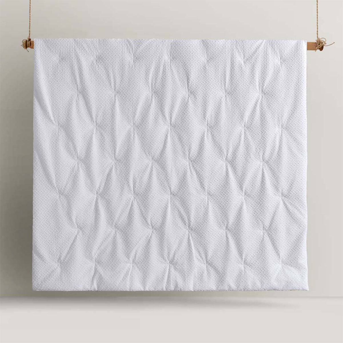 Accessorize Dotty Clip White 3-Piece Jacquard Comforter Set - King