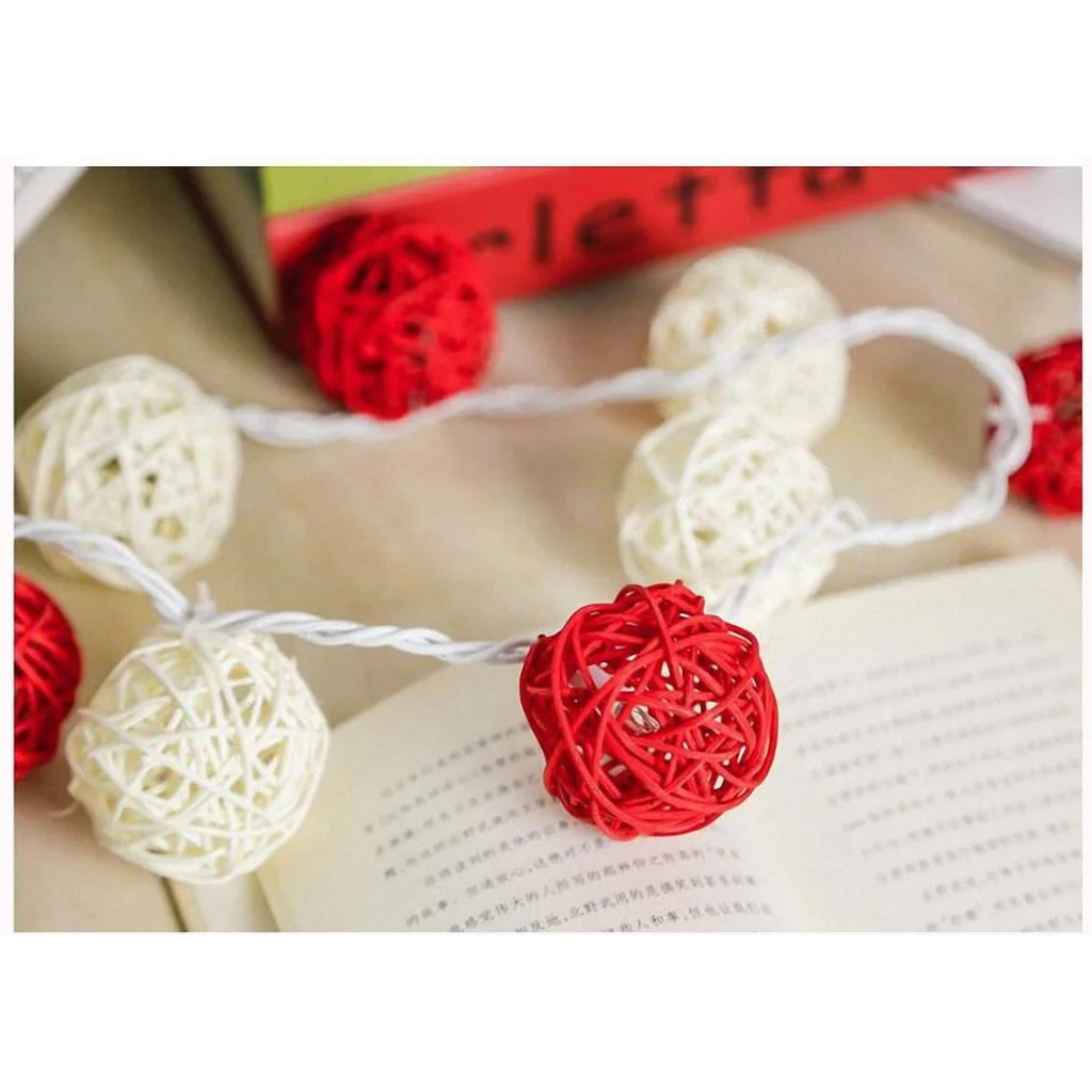 1 Set of Red and White5cm Rattan Cane 20 Ball Battery
