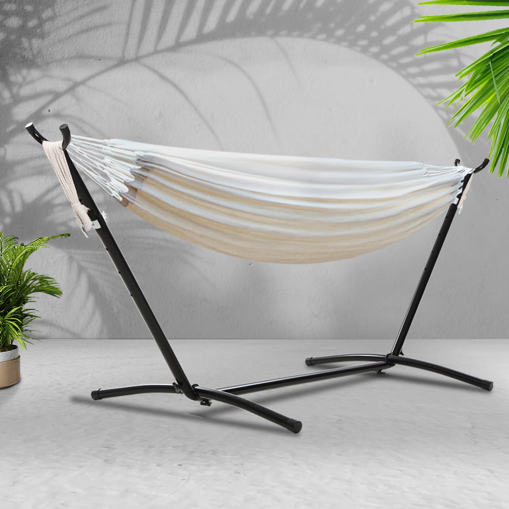 Cotton outdoor hammock with material finish and practical fittings