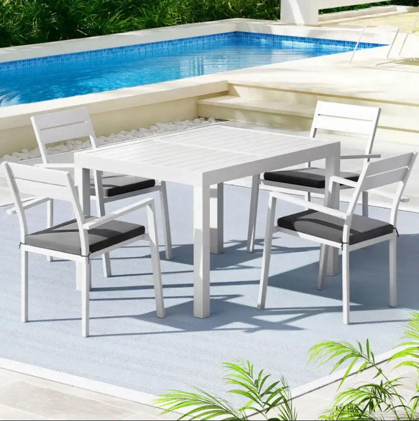How to Set an Outdoor Dining Table Without Stress
