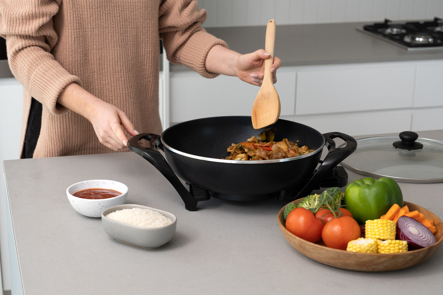 Large Electric Wok, Non-Stick, 4.5L Capacity, 240 C Max