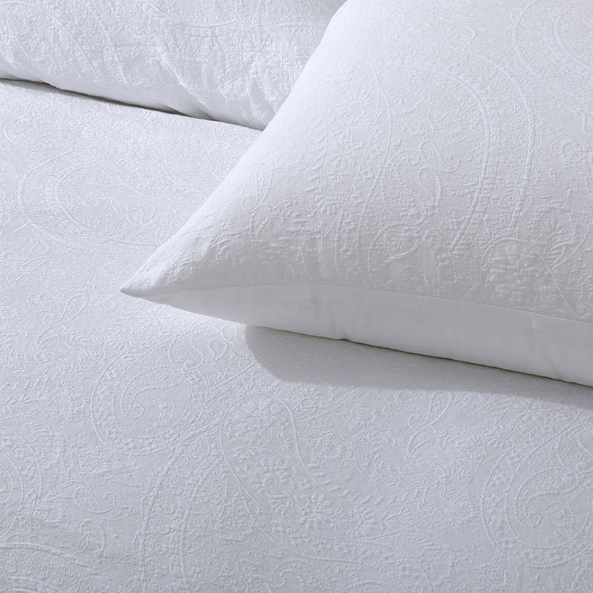 Accessorize Elma White Jacquard Quilt Cover Set - Queen