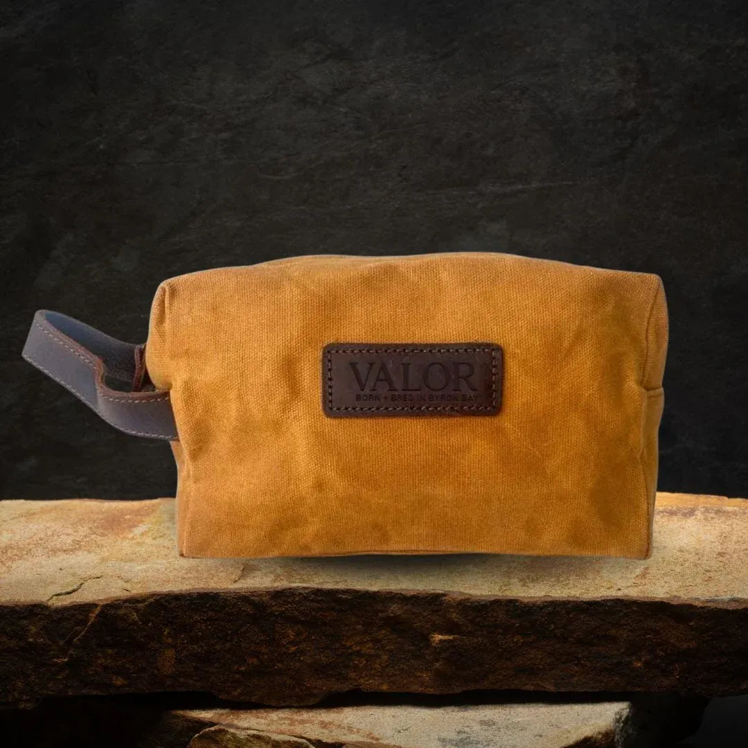 Toiletry bag waxed with storage shelves and support legs