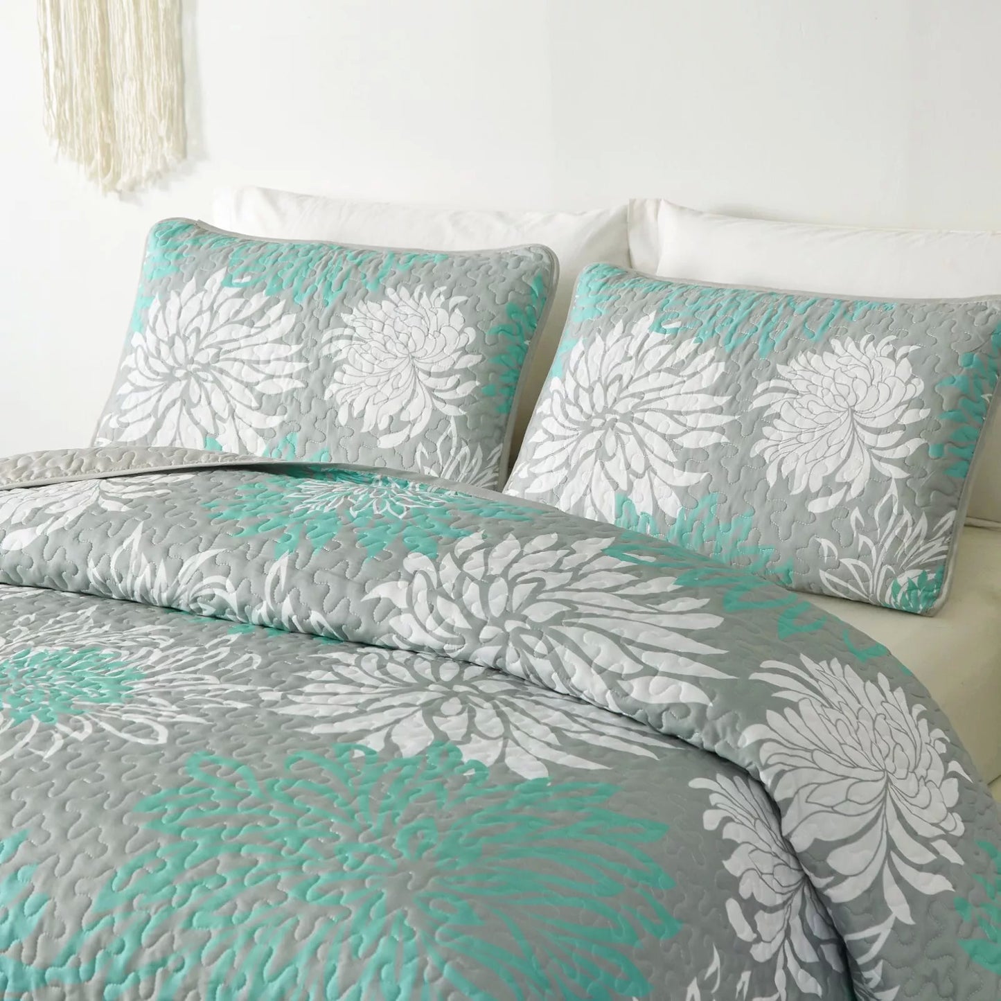 Elegant Quilted Bedspread and Pillowcases Set: Infuse Your Bedroom with Charm - Queen size