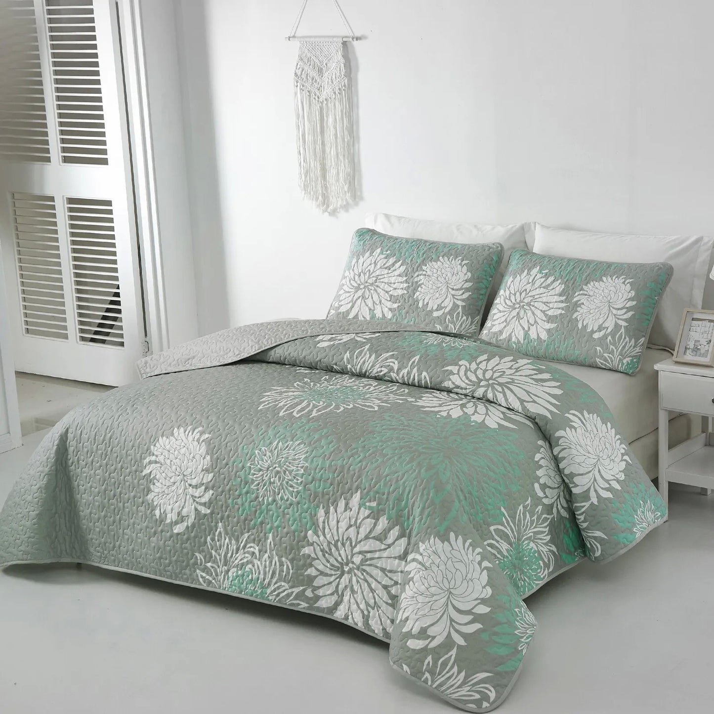 Elegant Quilted Bedspread and Pillowcases Set: Infuse Your Bedroom with Charm - Queen size