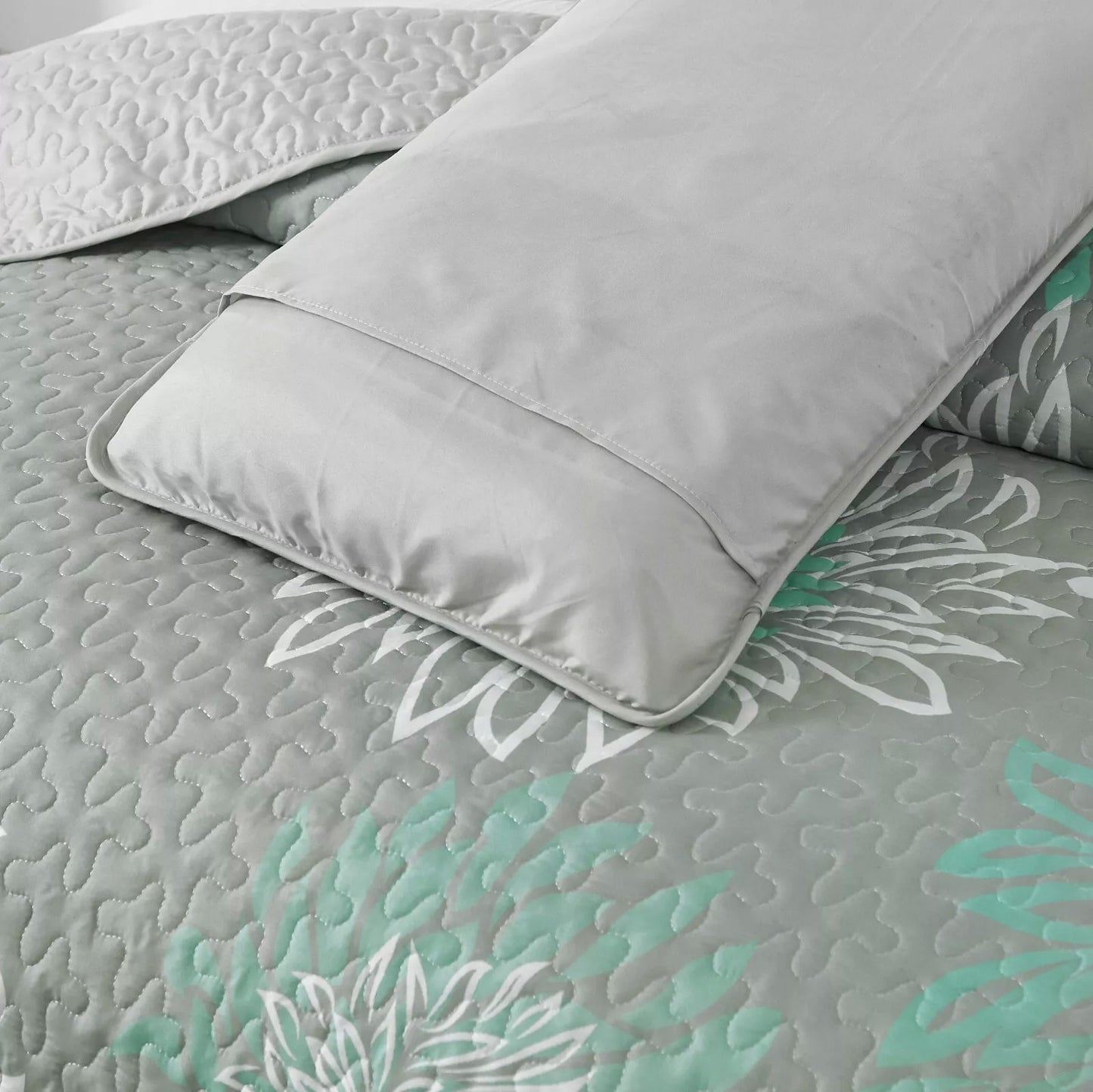 Elegant Quilted Bedspread & Pillowcases Set - Infuse Your Bedroom with Charm - Queen