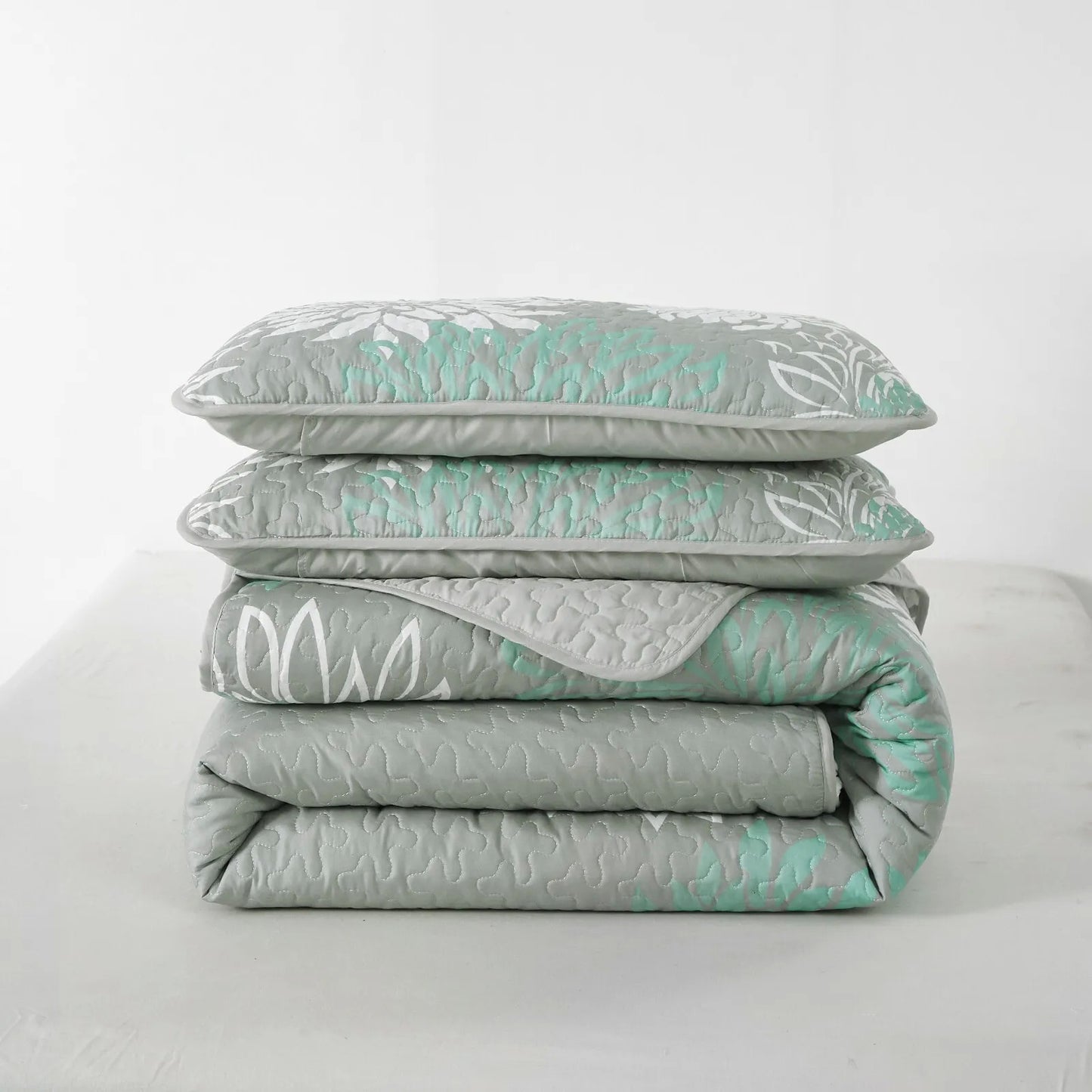 Elegant Quilted Bedspread & Pillowcases Set - Infuse Your Bedroom with Charm - Queen