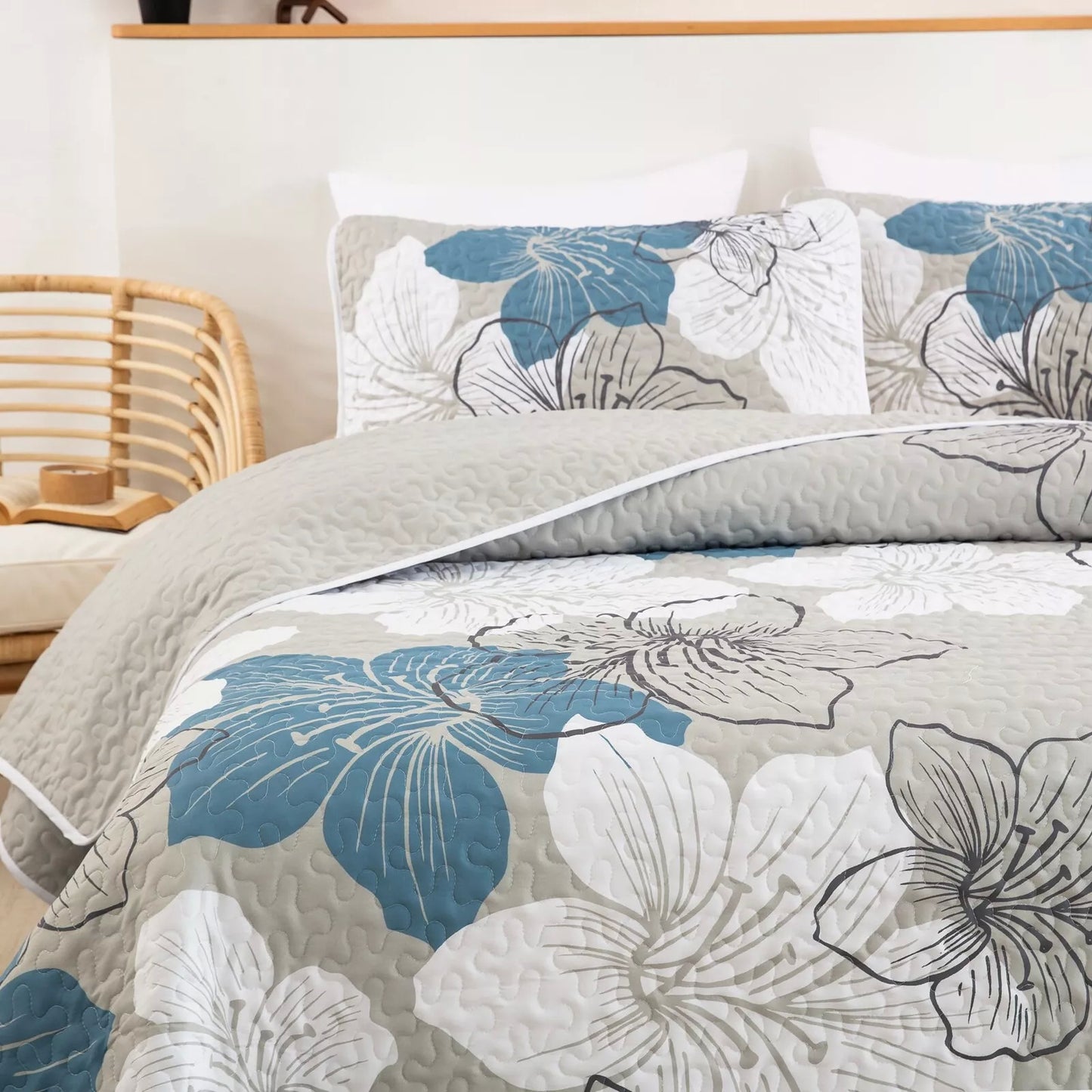 Quilted Coverlet & Pillowcases Set - Intricate Artistry in Every Stitch - Queen