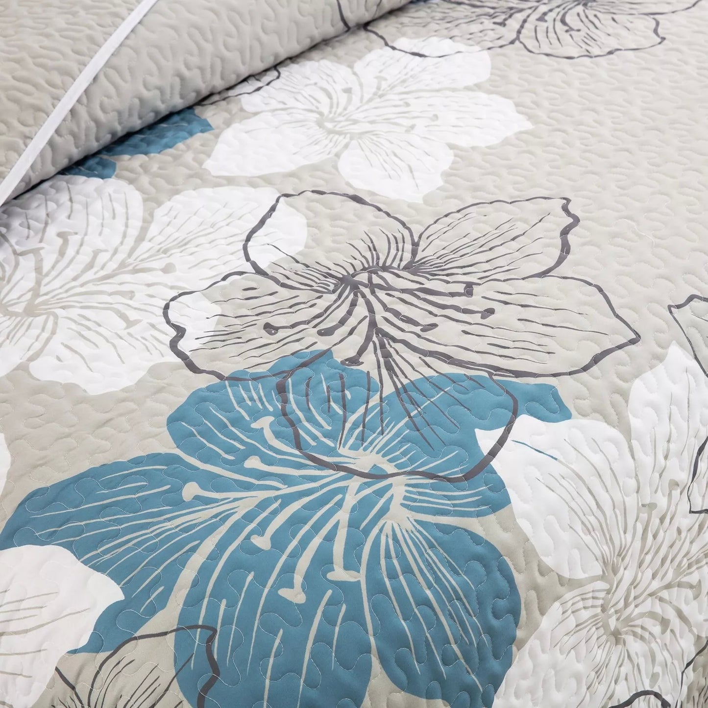 Quilted Coverlet & Pillowcases Set - Intricate Artistry in Every Stitch - Queen