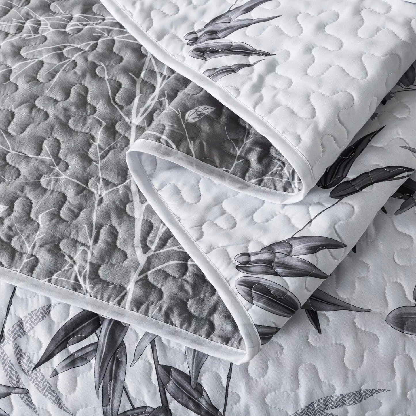 Finely Quilted Bedspread & Pillowcases Set - A Blend of Art & Comfort - Queen