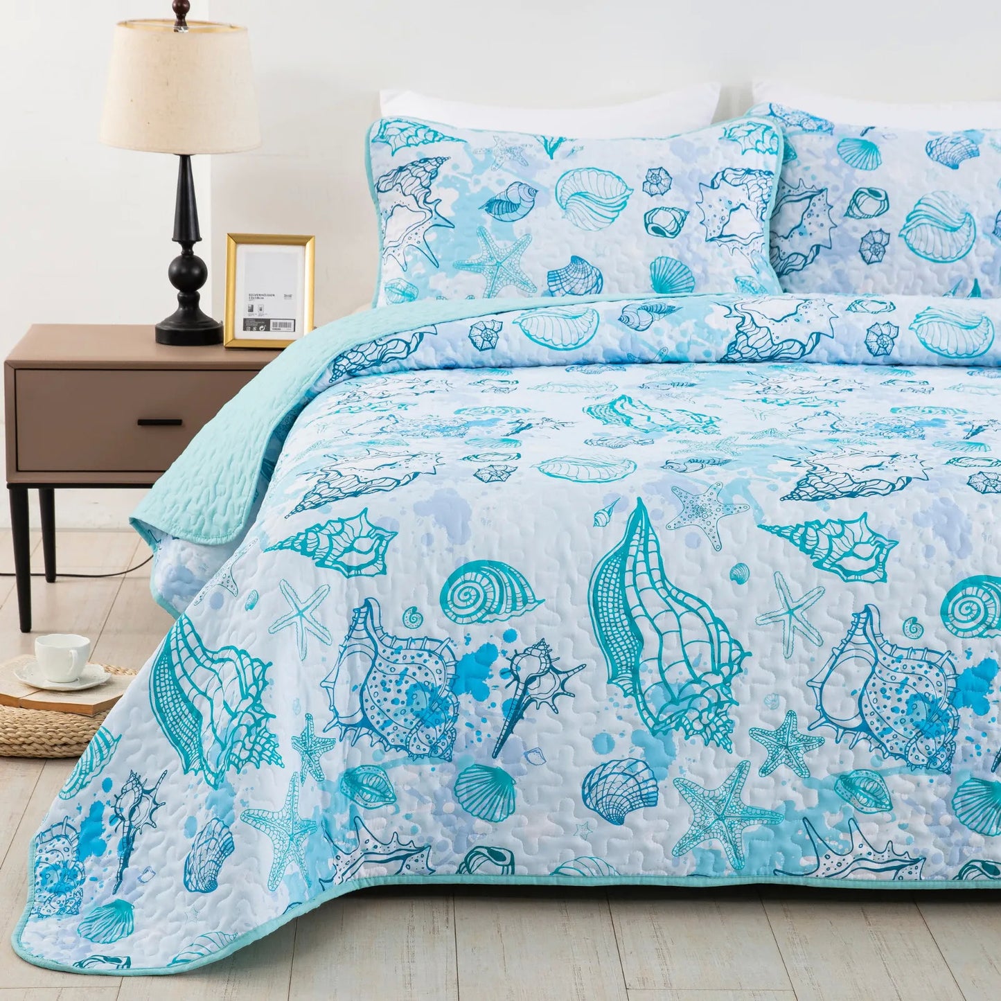 Quilted Bedspread & Pillowcases Set - Inviting Ideal for All Seasons - Queen