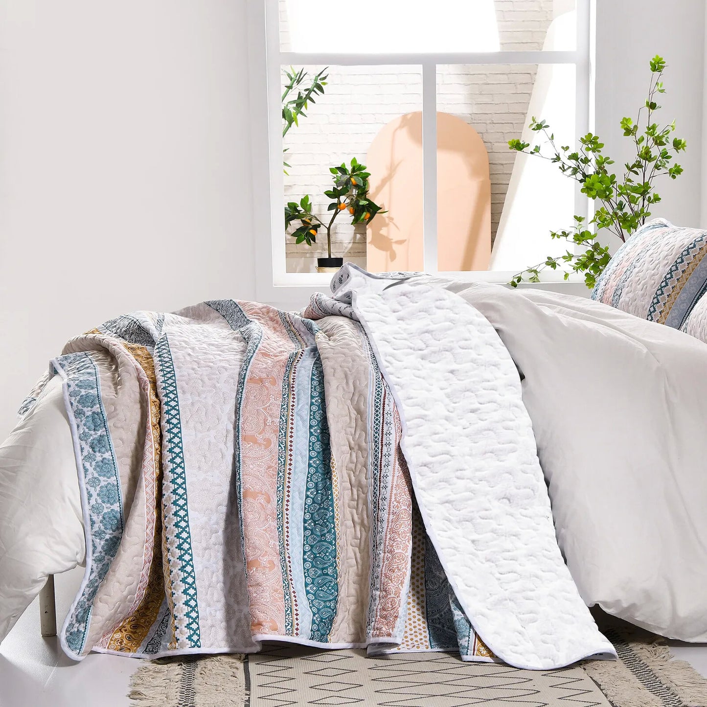 Graceful Quilted Coverlet & Pillowcases Set - Timeless Beauty & Comfort - Queen