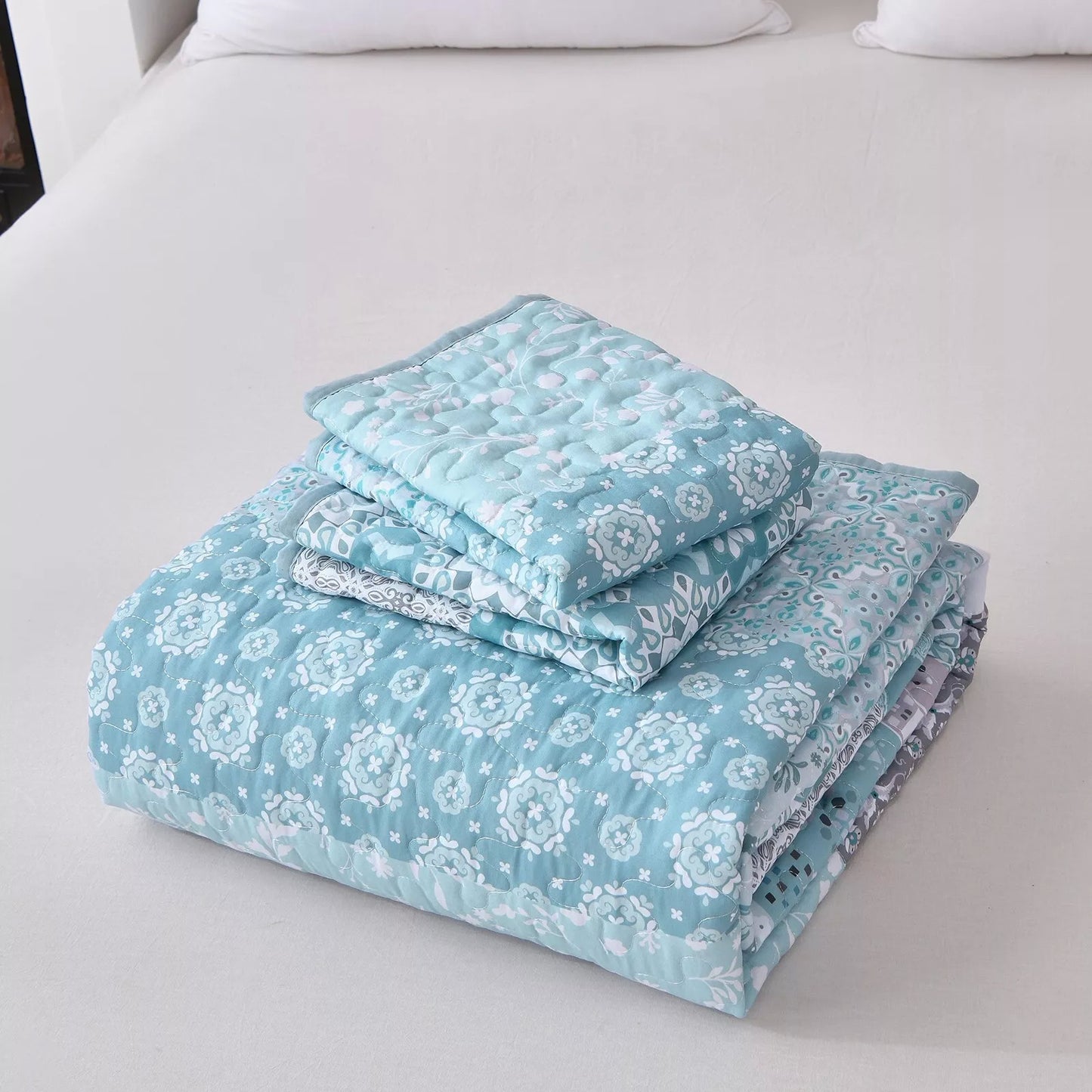 Peaceful Quilted coverlet and pillowcovers set: Relax and Unwind - Queen size