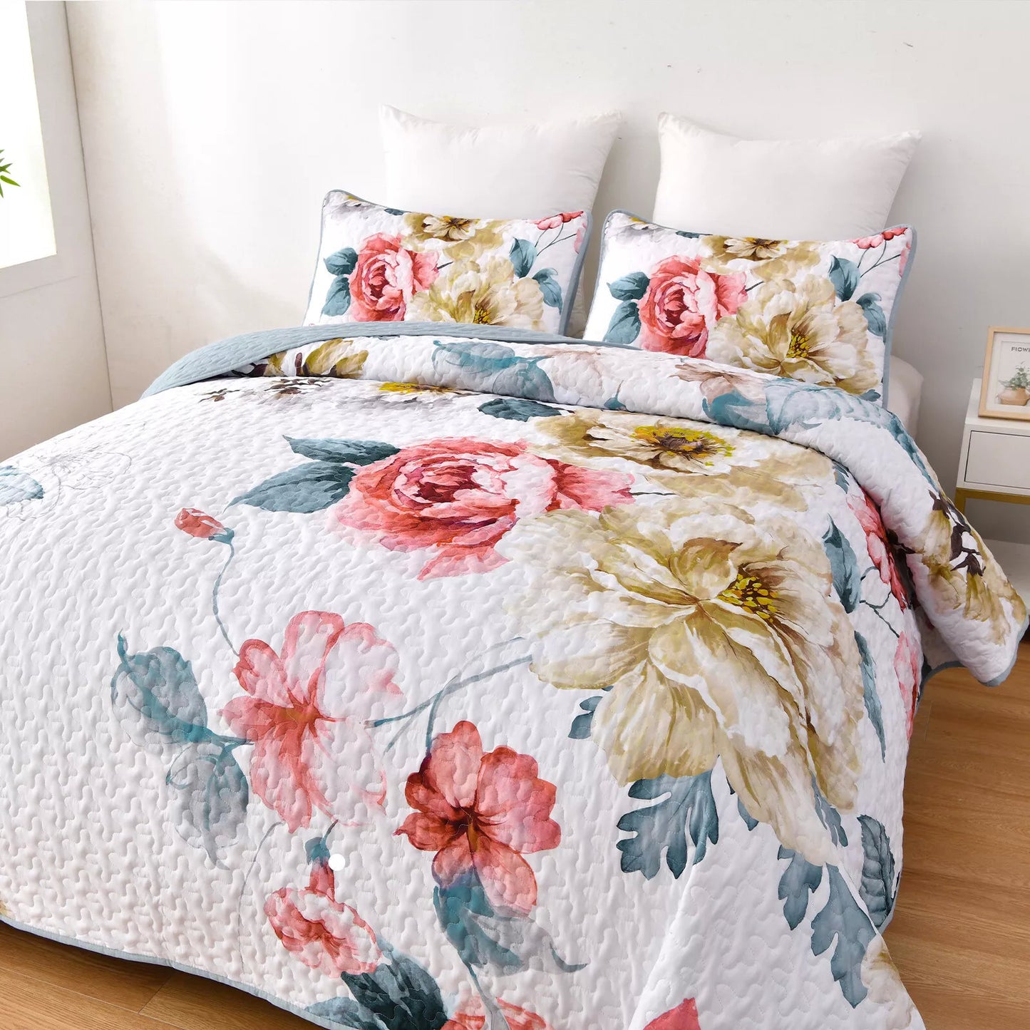 Vibrant Quilted Bedspread and Pillowcases Set: Add Color and Comfort to Your Space - Queen size