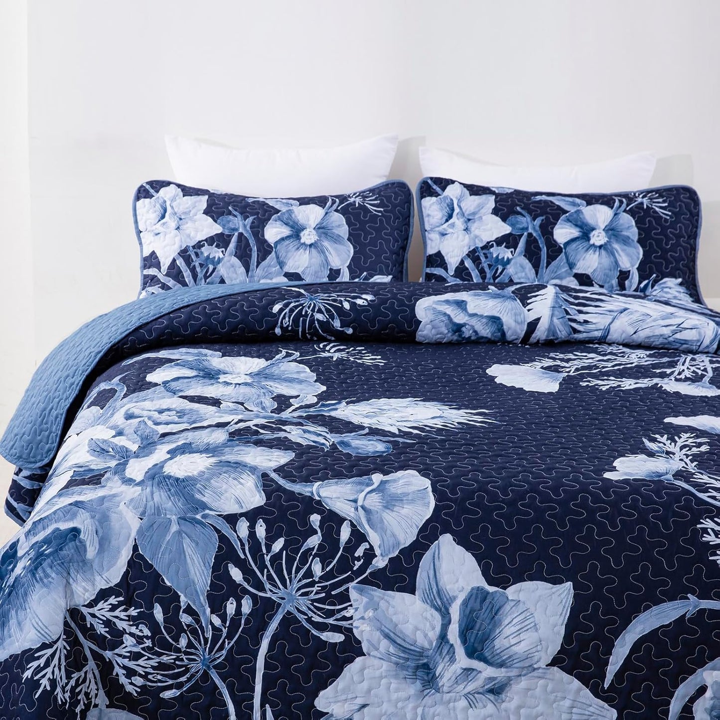 Quilted Coverlet & Pillowcases Set - Vibrant Eye-Catching Design - Queen