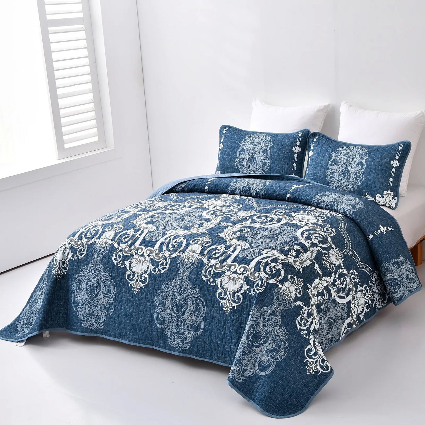 Quilted Bedspread & Pillowcases Set - Alluring Luxurious Bedroom Addition - Queen