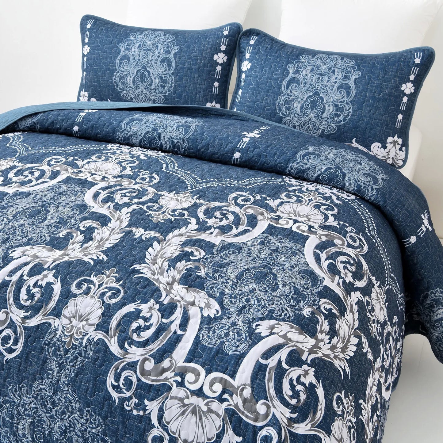 Quilted Bedspread & Pillowcases Set - Alluring Luxurious Bedroom Addition - Queen