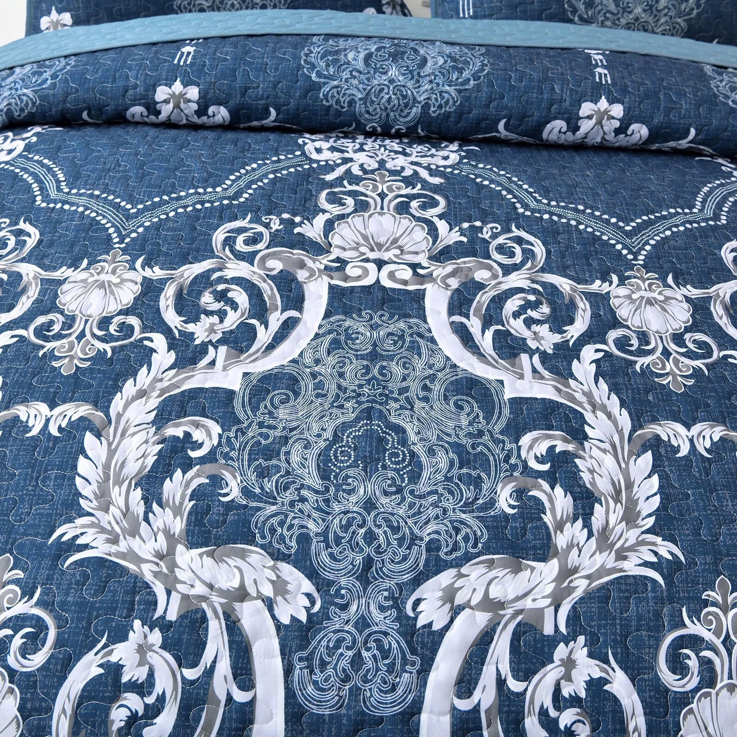 Quilted Bedspread & Pillowcases Set - Alluring Luxurious Bedroom Addition - Queen