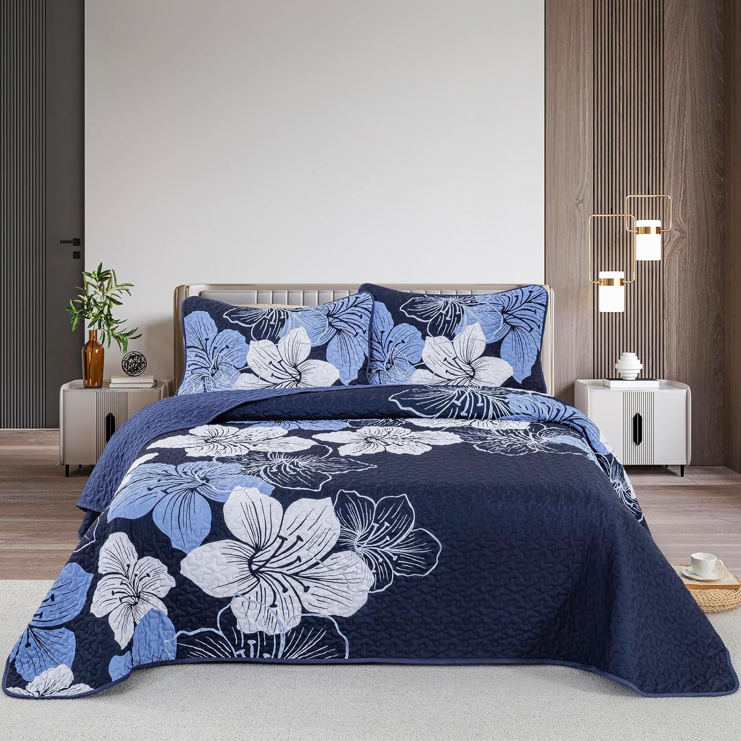 Lavish Quilted Coverlet and Pillowcases Set: Luxurious Comfort for Your Bed - Queen size