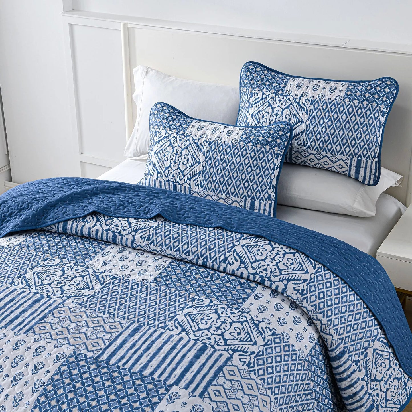 Quilted Bedspread & Pillowcases Set - Blissful Relax in Style - Queen