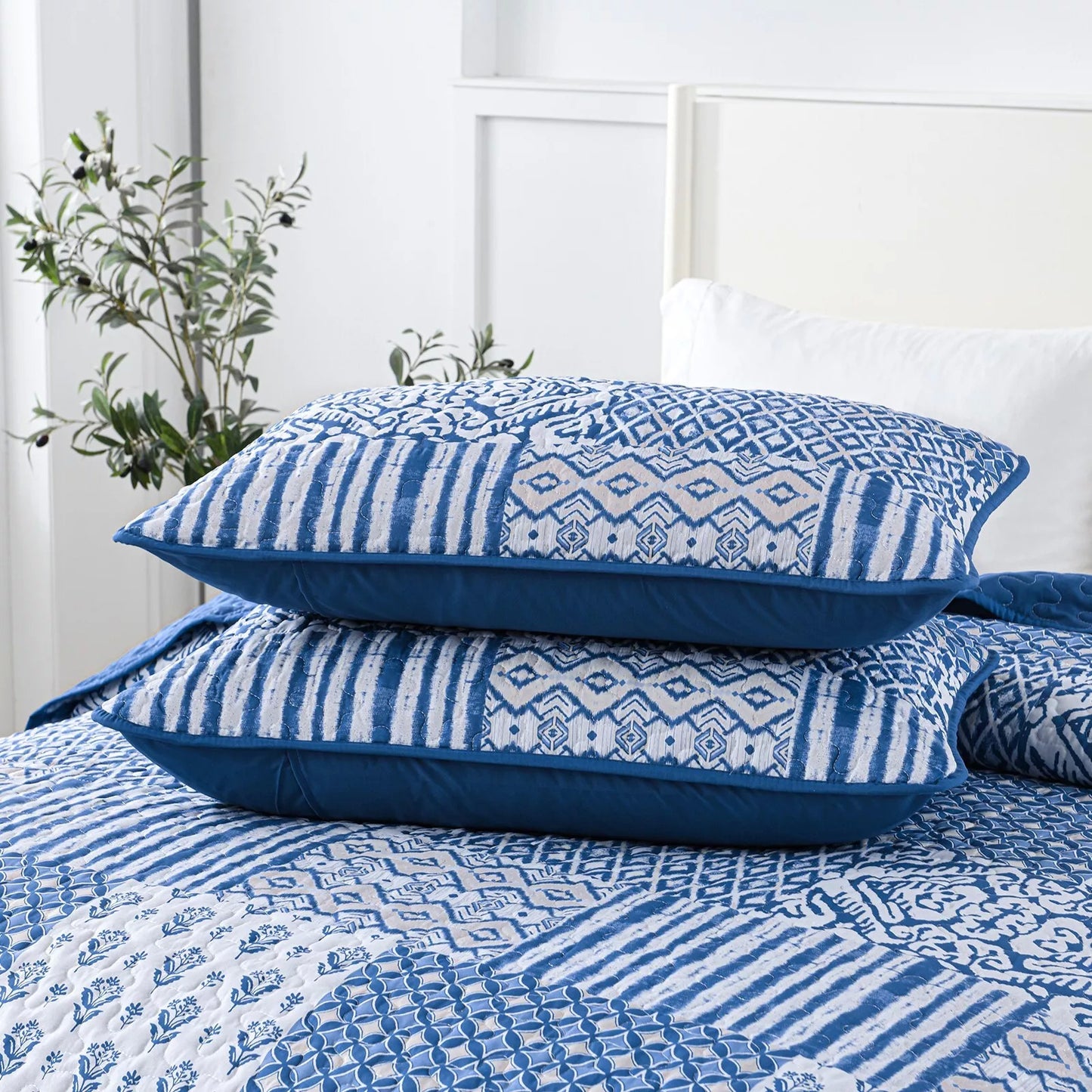 Quilted Bedspread & Pillowcases Set - Blissful Relax in Style - Queen