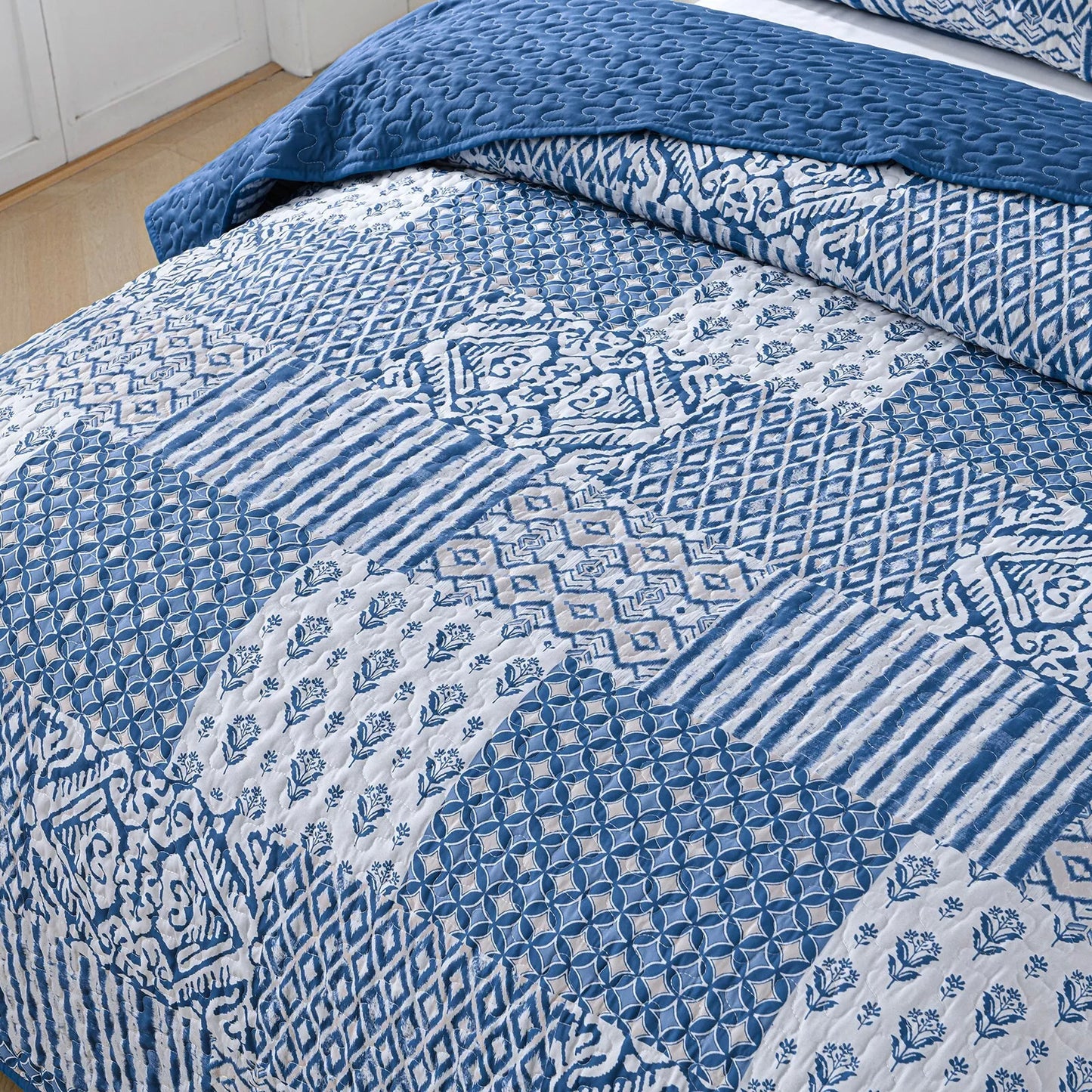 Quilted Bedspread & Pillowcases Set - Blissful Relax in Style - Queen