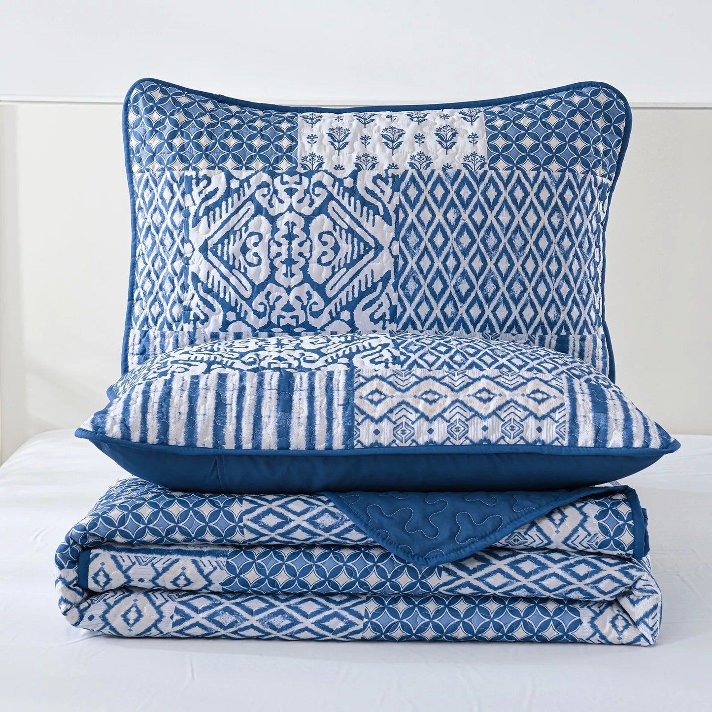 Quilted Bedspread & Pillowcases Set - Blissful Relax in Style - Queen