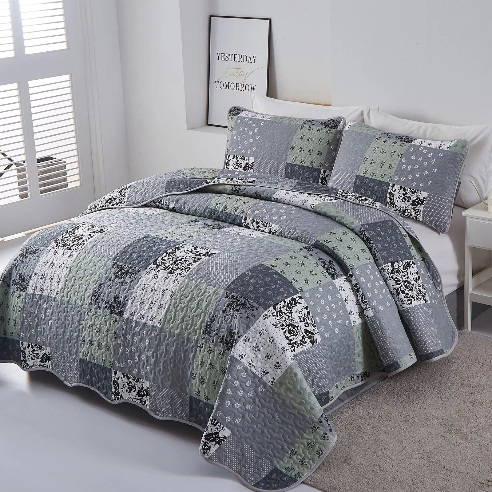 Vivacious Quilted bedspread and pillowcovers set: Full of Life and Energy - Queen size