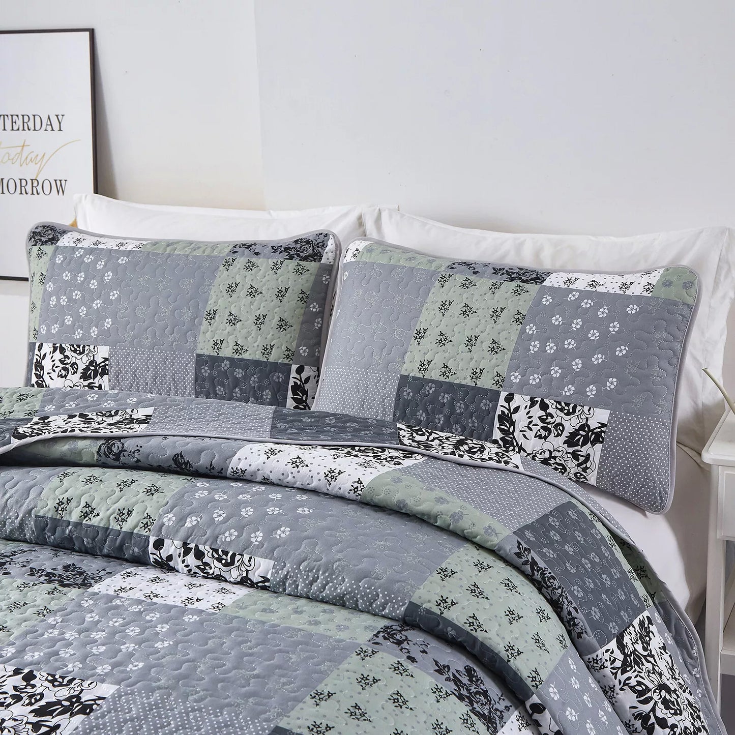 Vivacious Quilted bedspread and pillowcovers set: Full of Life and Energy - Queen size