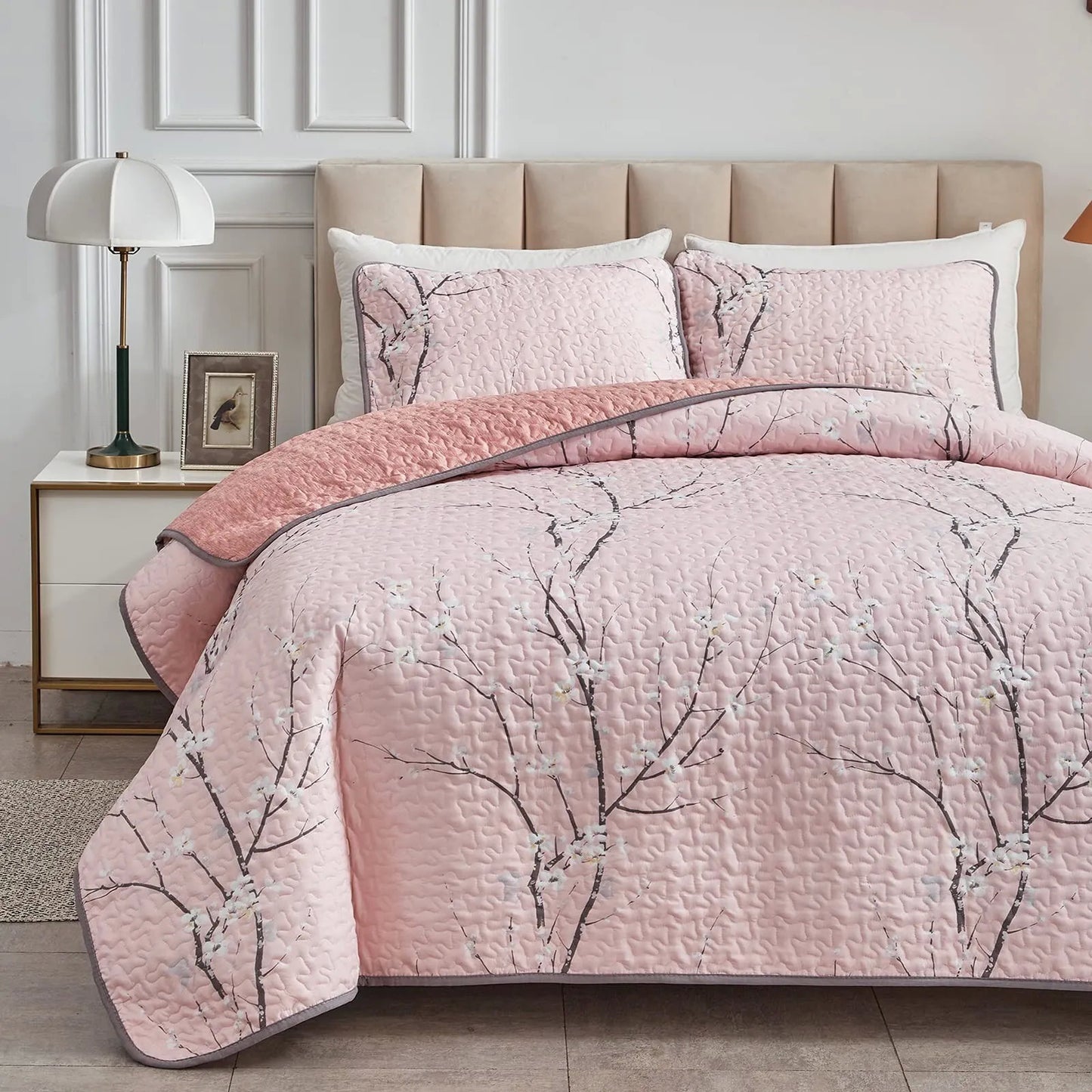 Versatile Quilted Coverlet and Pillowcases Set: Adapts to Every Season - Queen size