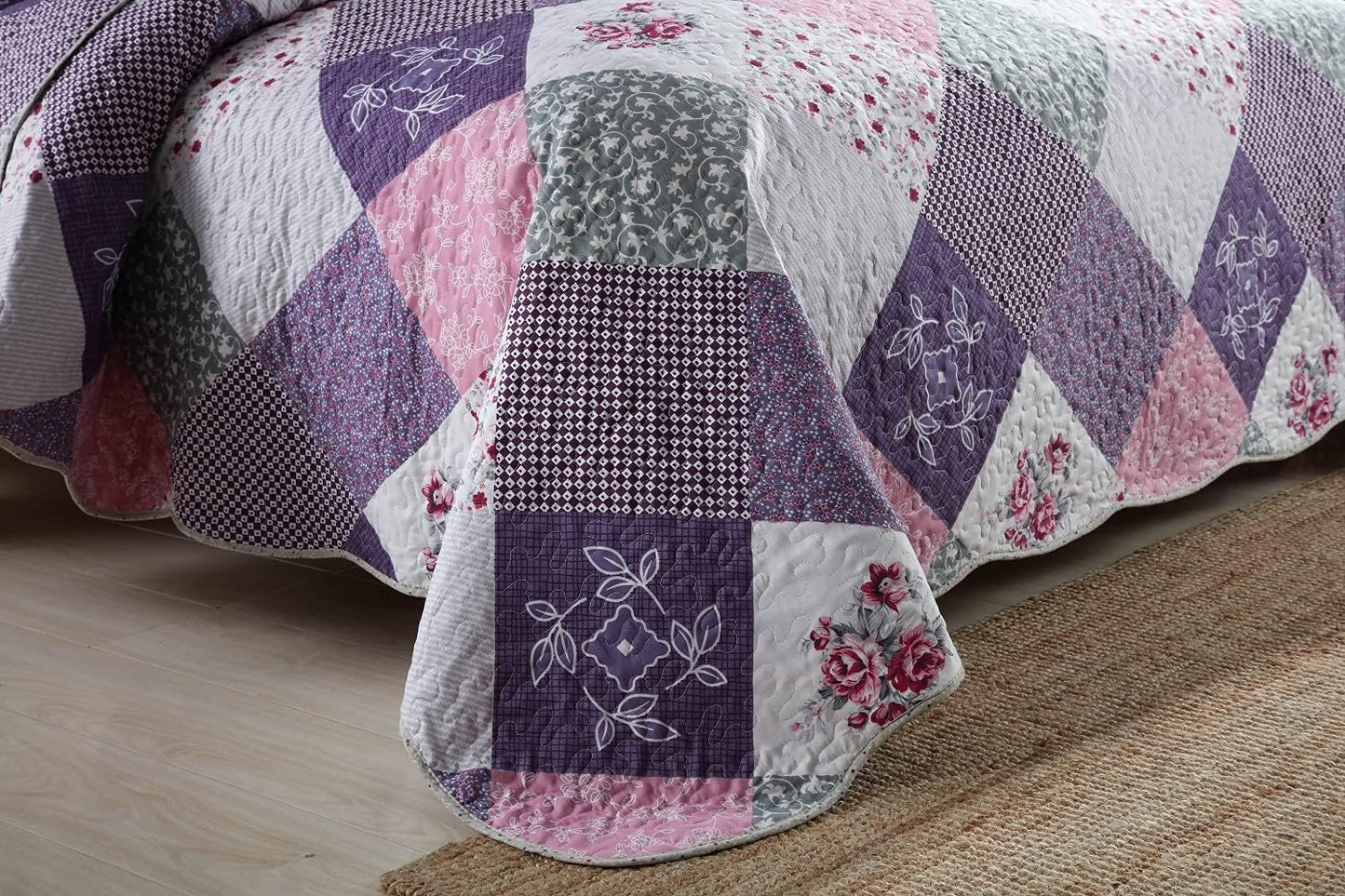 Quilted Bedspread & Pillowcases Set - Quaint Cozy Retreat - Queen