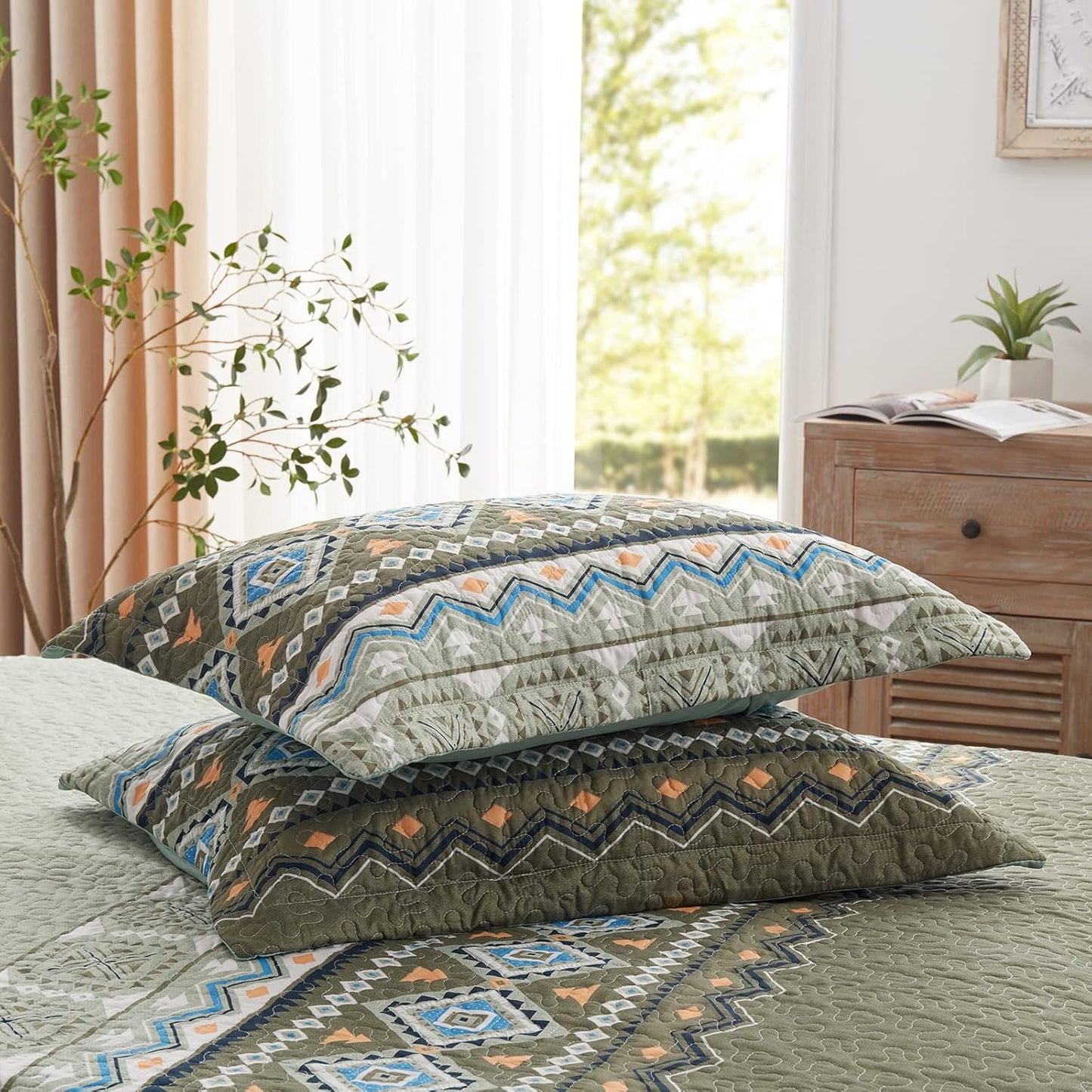 Quilted Coverlet & Pillowcases Set - Quicksilver Sleek & Modern - Queen