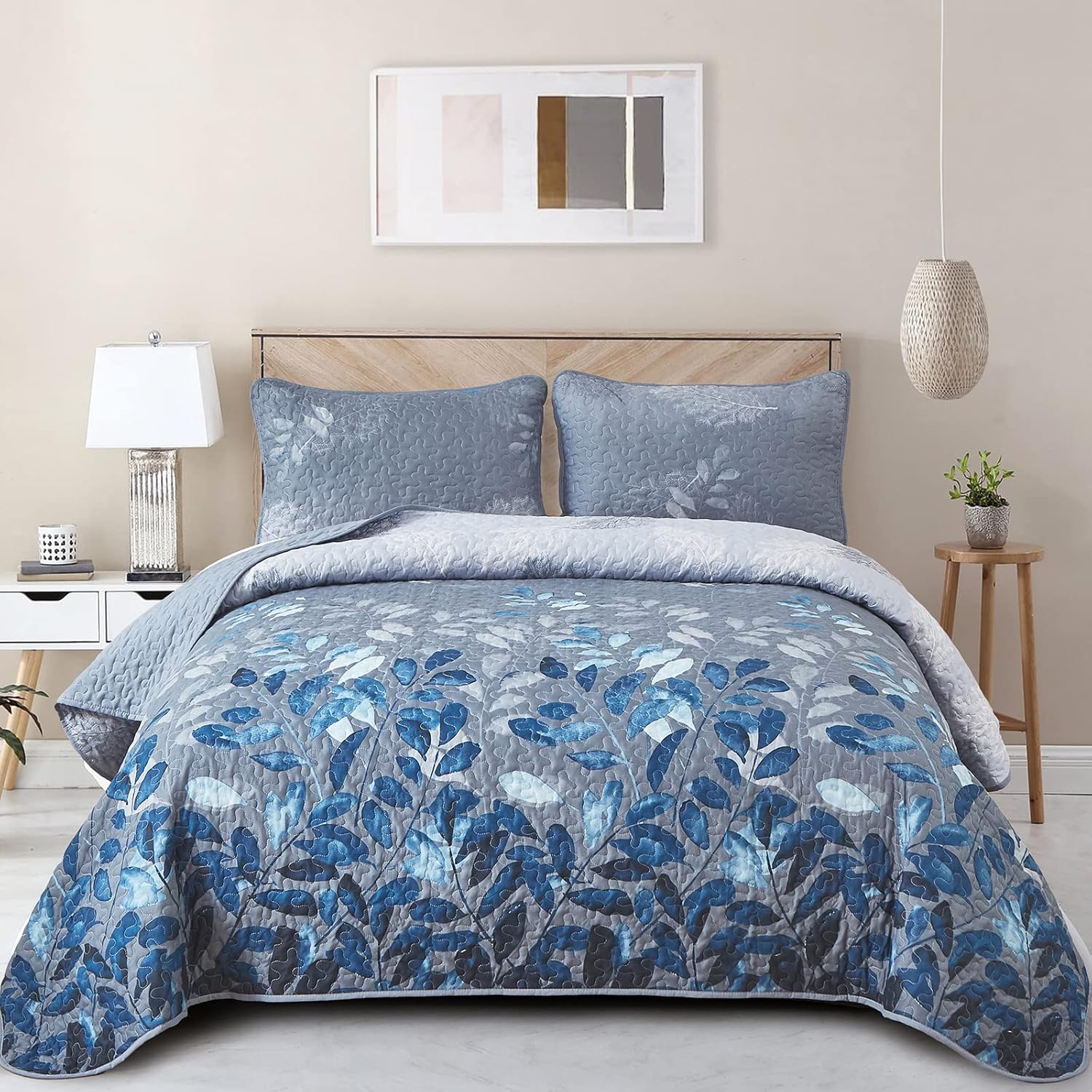 Nostalgic Quilted coverlet and pillowcovers set: Classic and Timeless - Queen size