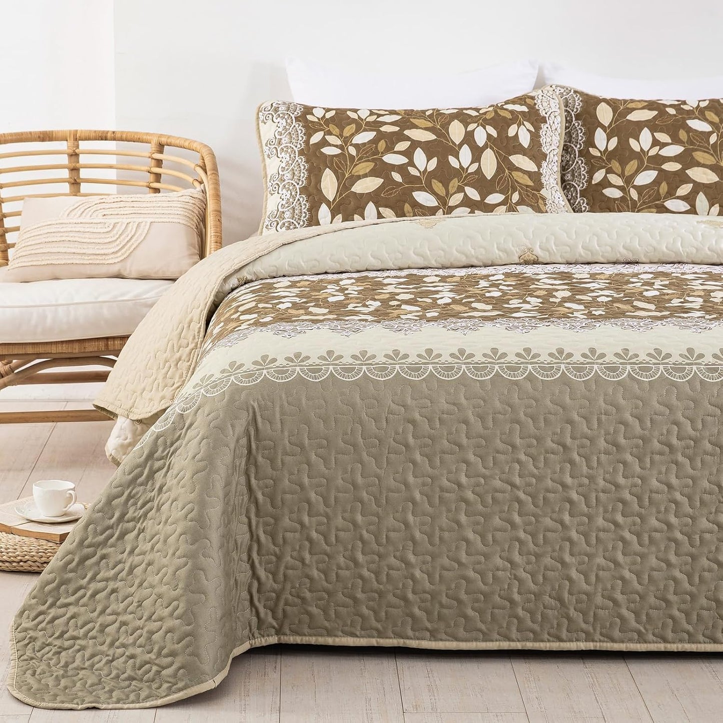 Sophisticated Quilted Bedspread & Pillowcases Set - Exquisite Design & Comfort - Queen