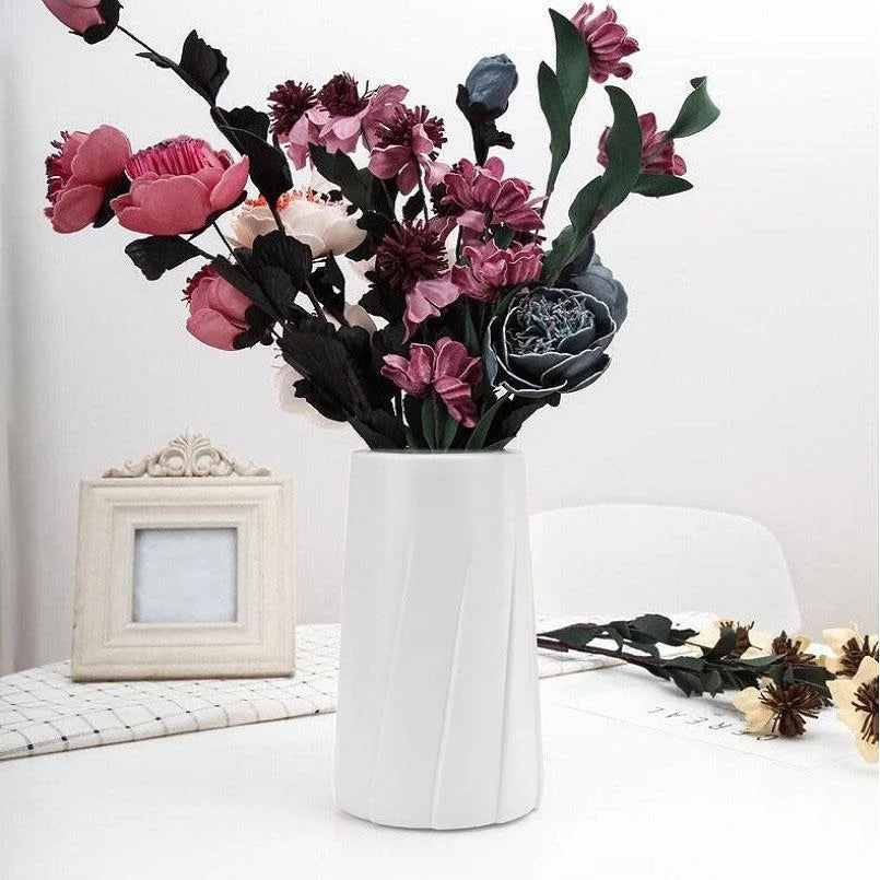 Creative Plastic Vase for Modern Decor - Simple Design
