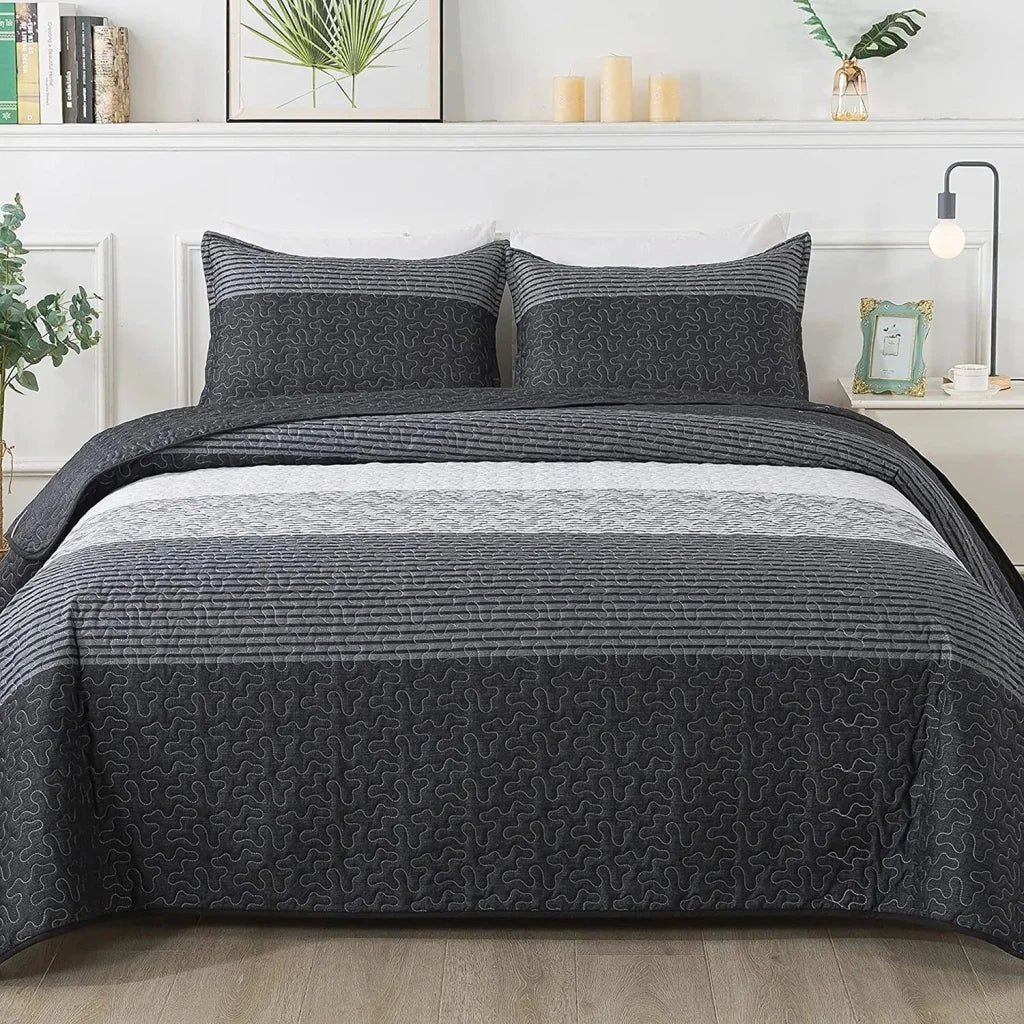 Detailed Quilted Bedspread & Pillowcases Set - A Signature