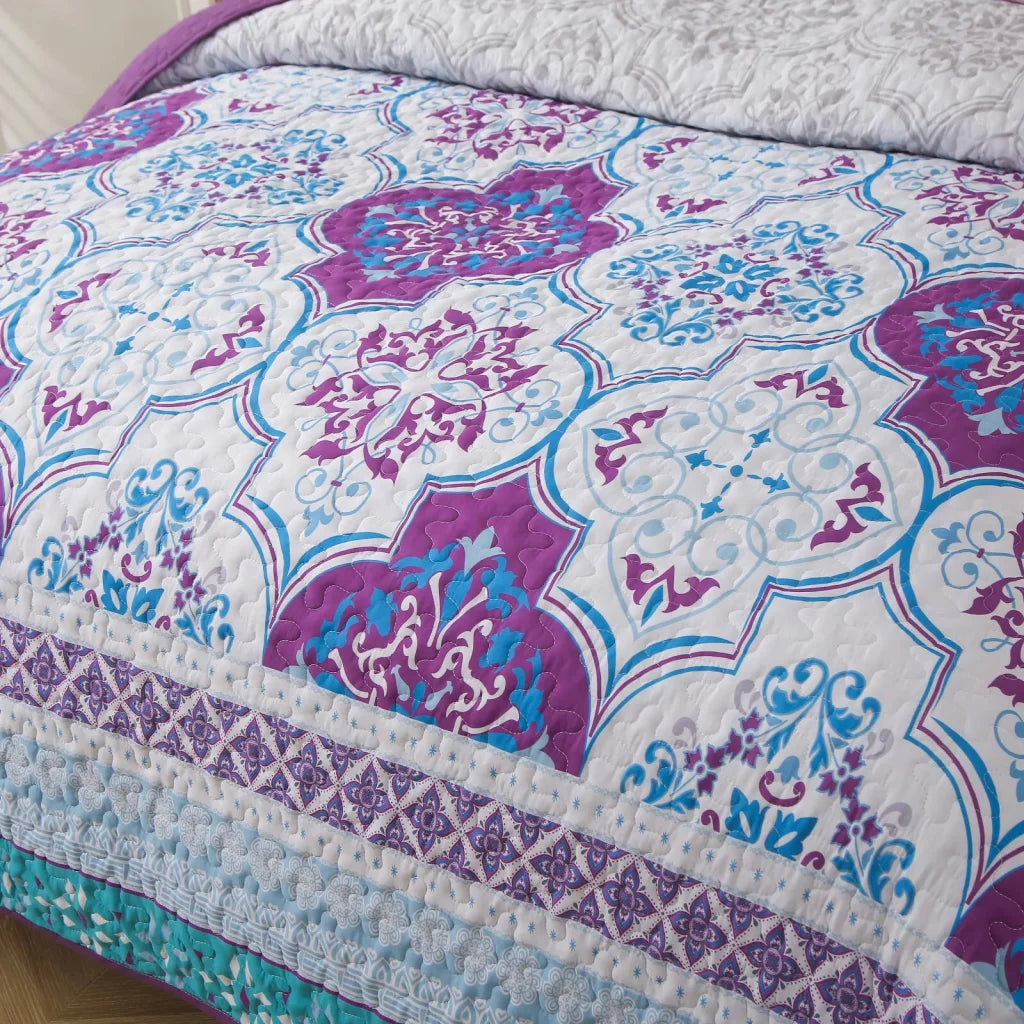 Handsome Quilted Bedspread & Pillowcases Set - Strong