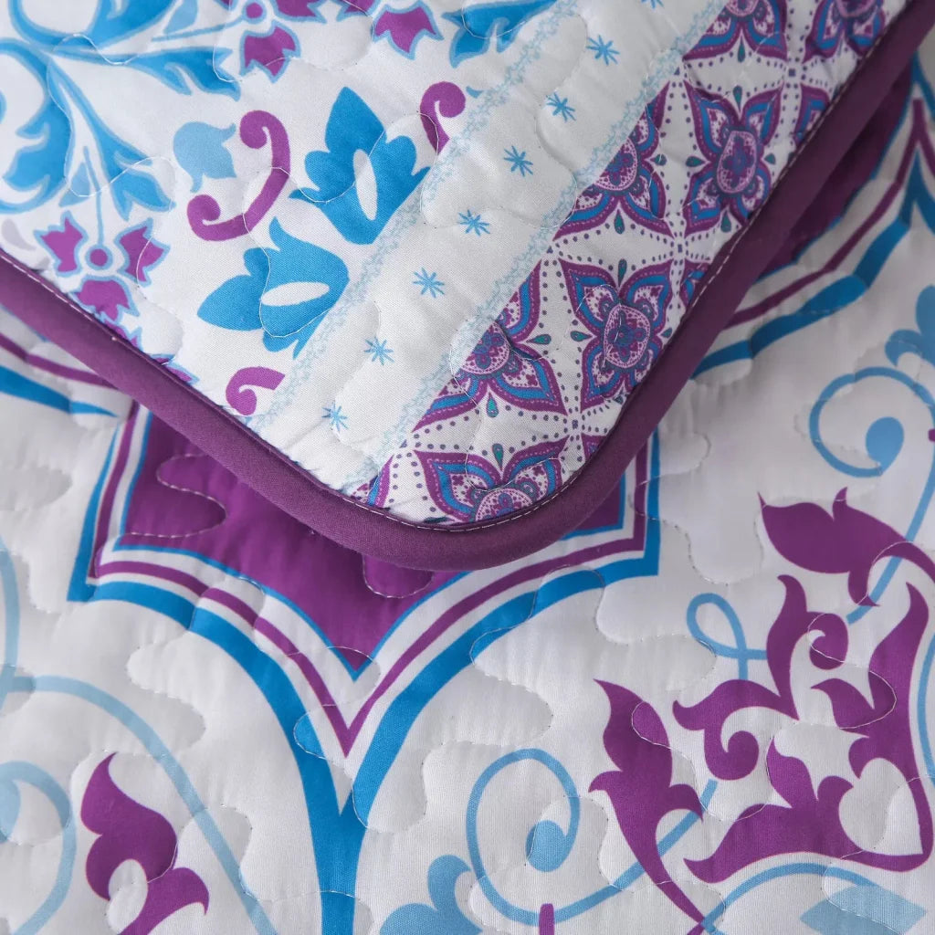 Handsome Quilted Bedspread & Pillowcases Set - Strong