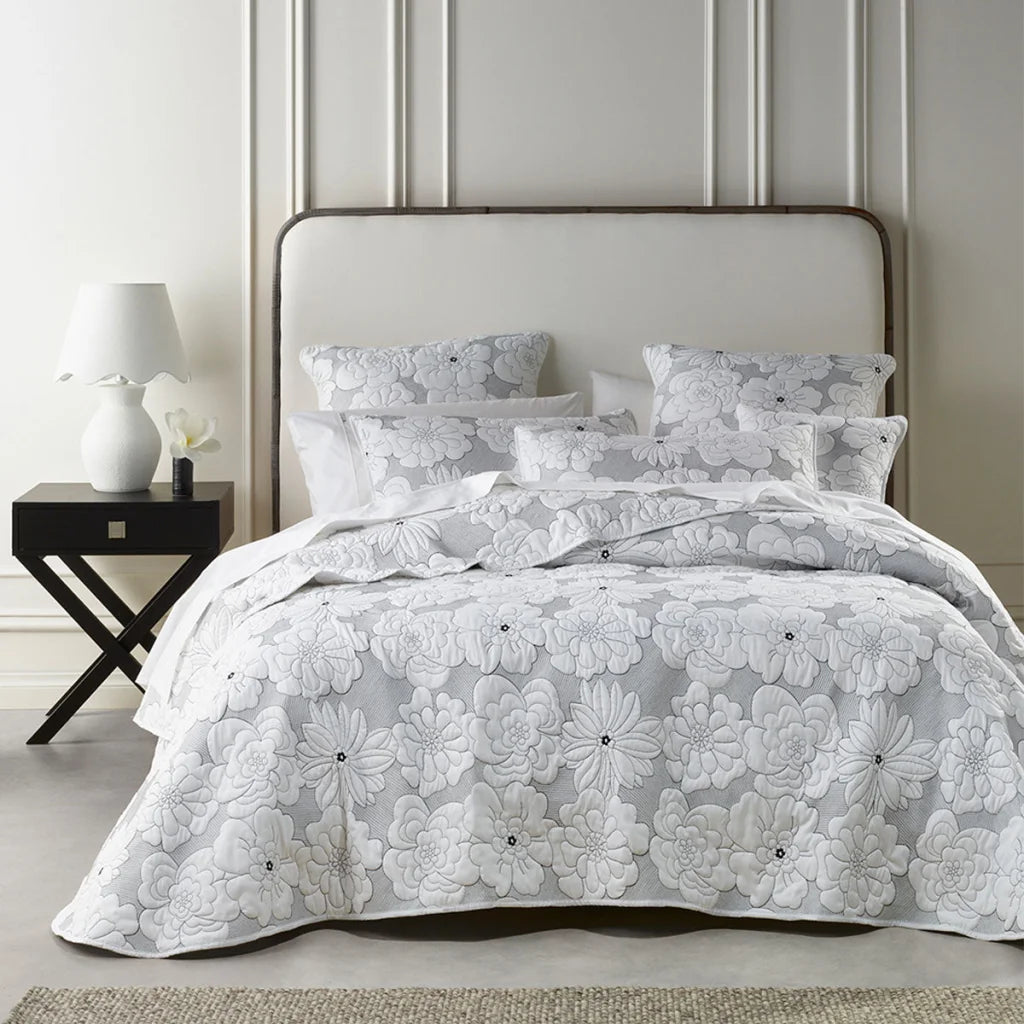 Leona White 4-Piece Bedspread Set - Queen - Home & Garden