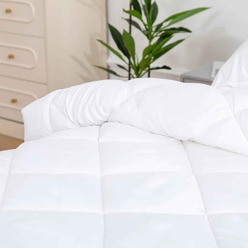 Bamboo quilt doona with white quilt fill and bound edge stitching