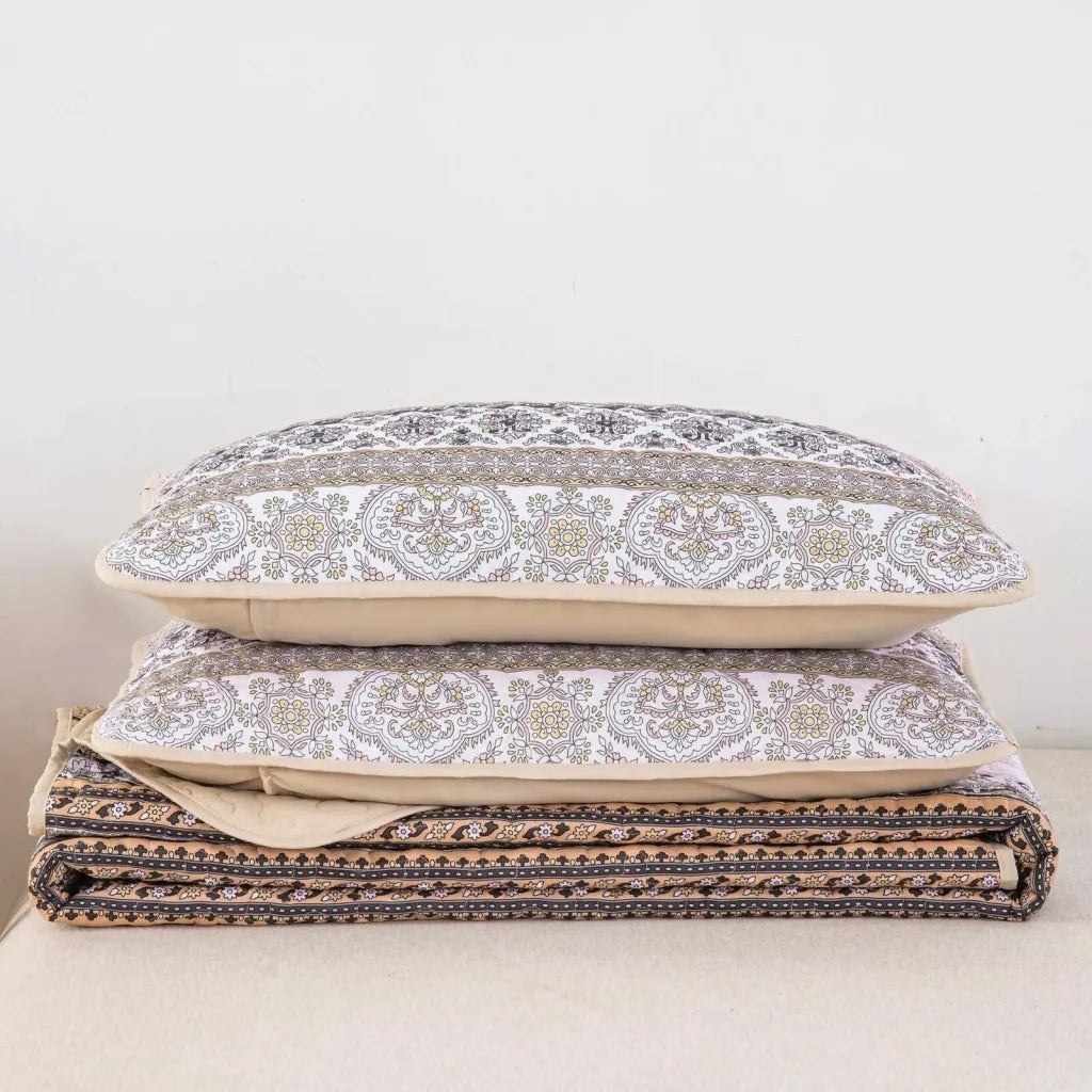 Quilted Bedspread & Pillowcases Set - Crafted Skilled
