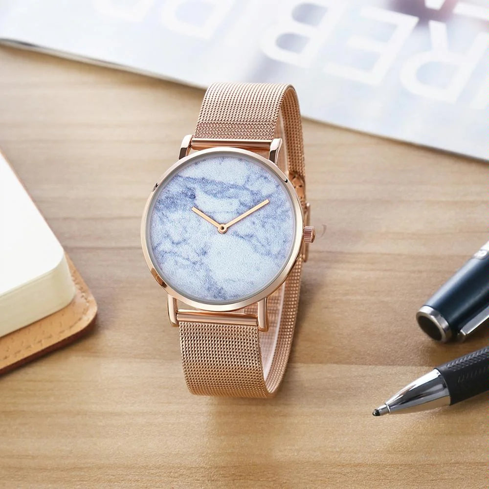 Stylish Men Quartz Watch with Gold Alloy Case and Stainless
