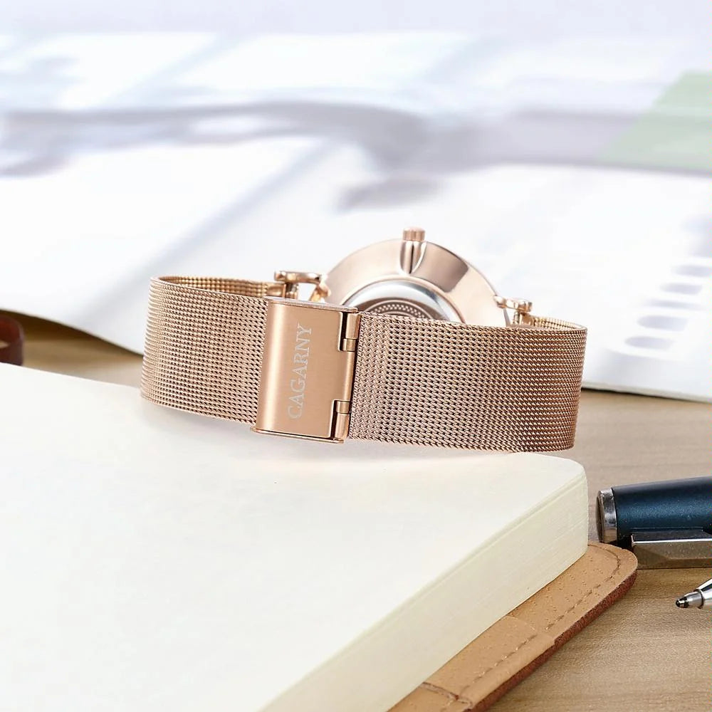 Stylish Men Quartz Watch with Gold Alloy Case and Stainless
