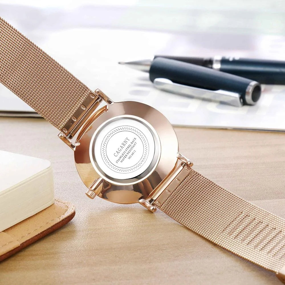 Stylish Men Quartz Watch with Gold Alloy Case and Stainless