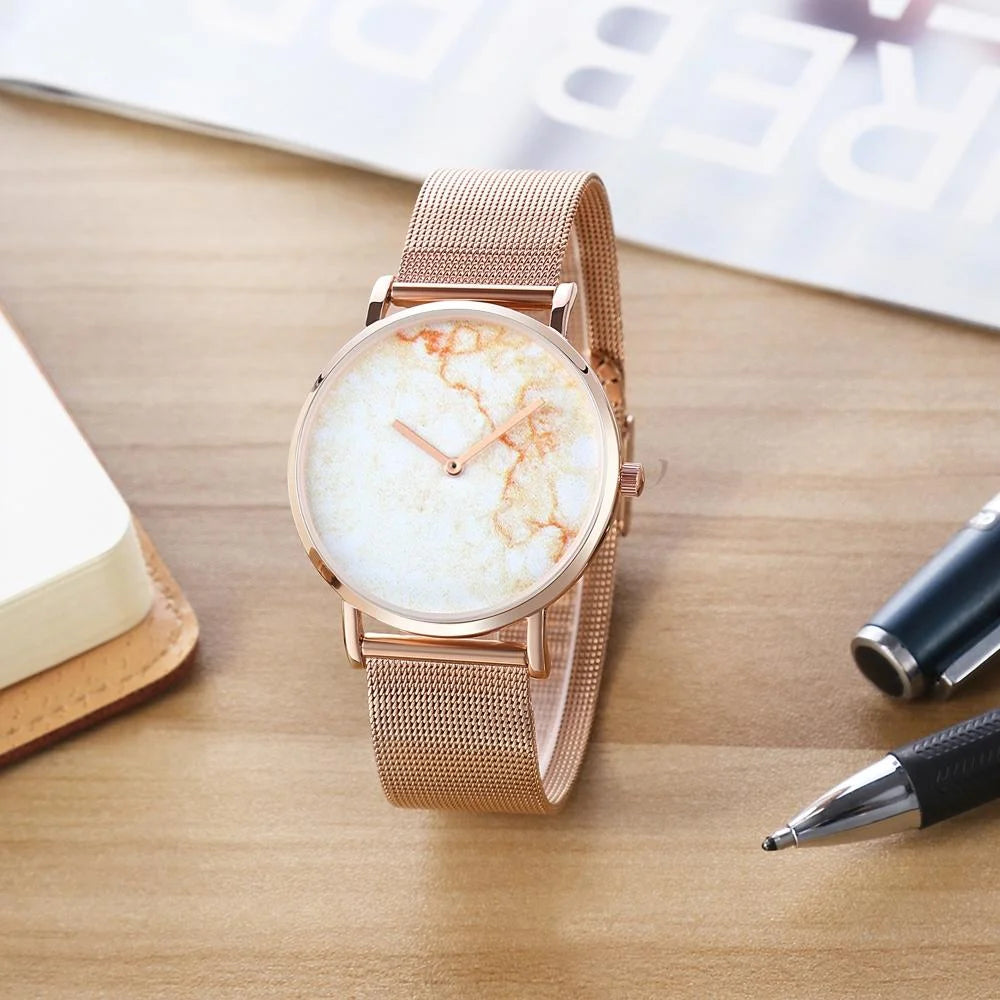 Stylish Men Quartz Watch with Gold Alloy Case and Stainless