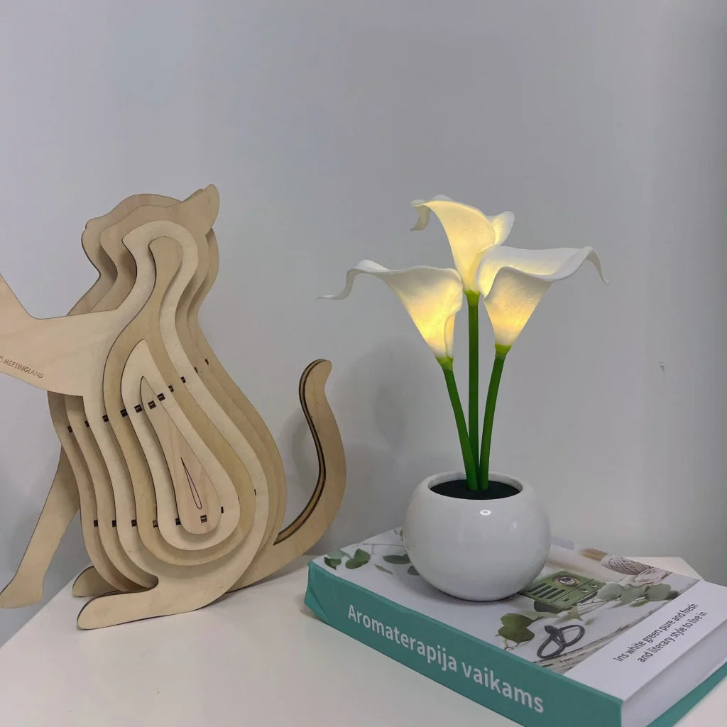 White Elegant Calla Lily LED Table Lamp - Lifelike Potted